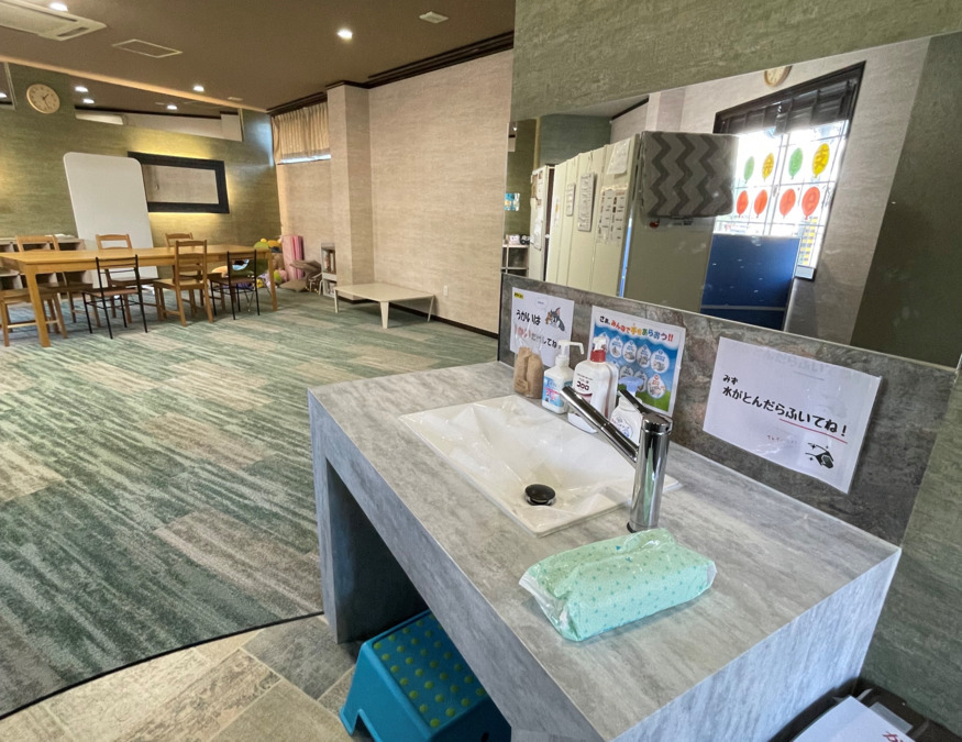 放課後等デイサービスLiebe北外山（作業療法士の求人）の写真5枚目：手洗い場は療育にとって大切な場所の一つ。絨毯も不燃でケガもしにくい工夫も