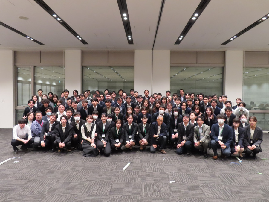 株式会社エスエスサポート（総合職/新卒/その他の求人）の写真2枚目：社員が集う全体勉強会。各病院での取り組みを発表し、切磋琢磨しています！