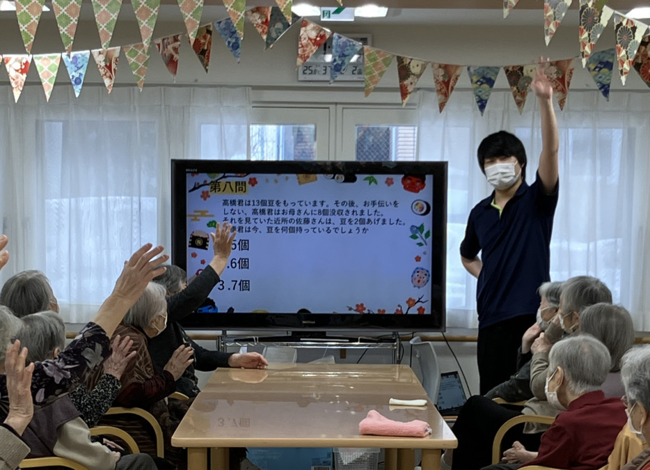 リハニック山鼻（介護職/ヘルパーの求人）の写真3枚目：みんなで脳トレ中です♪