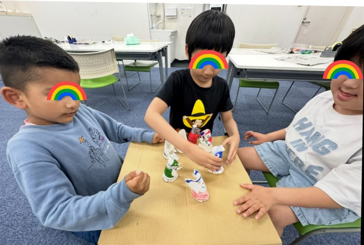 ハッピーテラス幸教室（児童指導員/指導員の求人）の写真17枚目：とんとん相撲で対決だ！