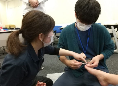 ガイア訪問看護ステーション　新宿（看護師/准看護師の求人）の写真11枚目：ニッパーを使った爪切り研修もあります。
