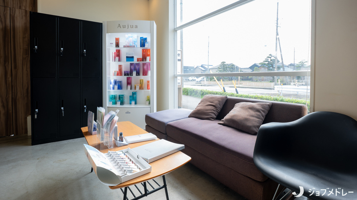 rapture 蟹江店【ラプチャー】(美容師の求人)の写真7枚目:待合スペースにはくつろげるソファを設置しています