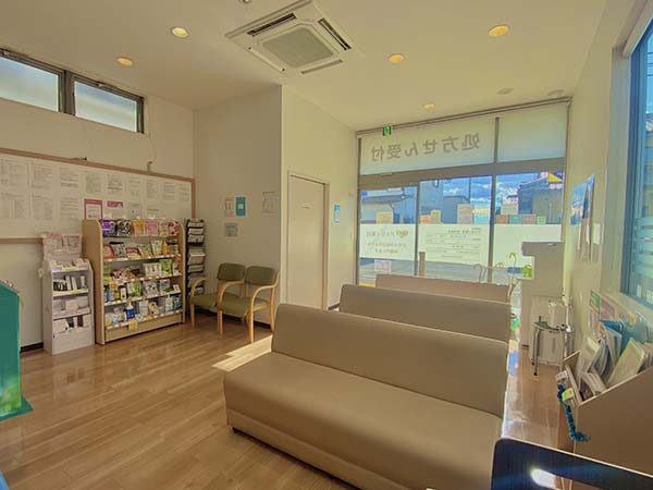 株式会社アイセイ薬局　アイセイ薬局　西伊倉店（薬剤師の求人）の写真2枚目：アイセイ薬局　西伊倉店の内観