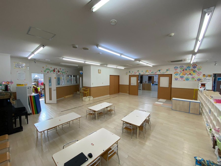 ぎおんひがしこども園　本園（保育士の求人）の写真3枚目：各学年で広々とした保育室☆