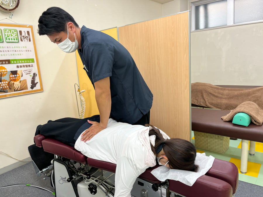 みやび整骨院 長崎市昭和町院（柔道整復師の求人）の写真5枚目：トムソンベッドによる骨格矯正