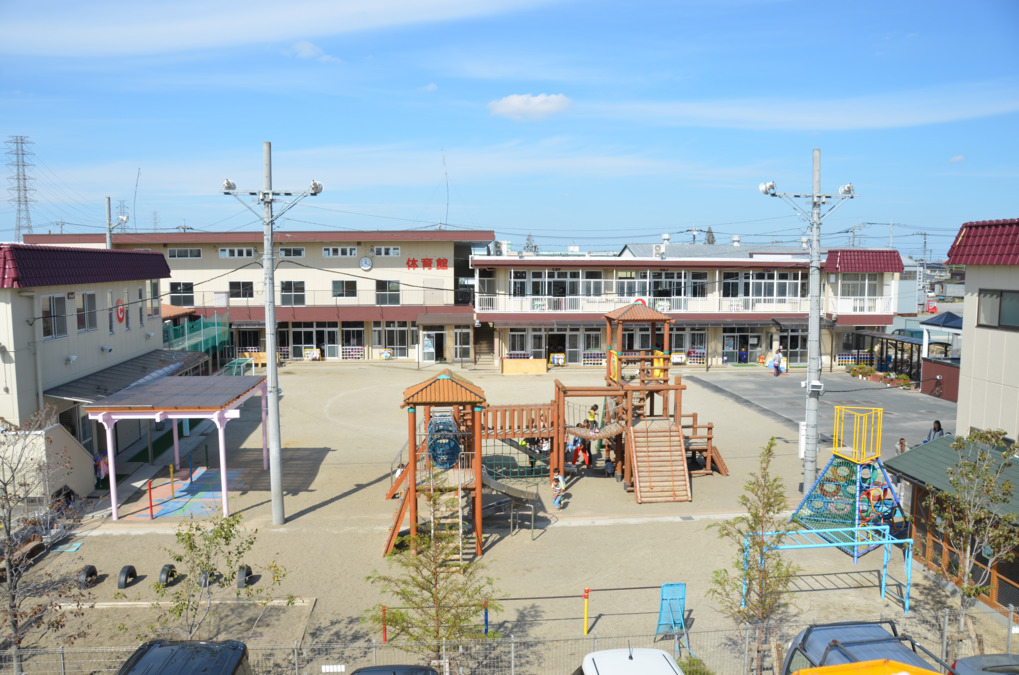 八潮ちくみ幼稚園/ちくみアフタースクールの写真2枚目：園舎全景このほかに、サッカーグラウンド、人工芝のフットサルコートがあります。