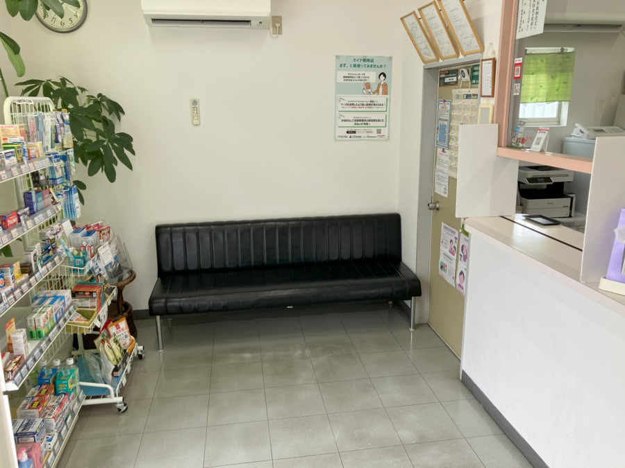 コーシン薬局の写真5枚目：待合室（左）　長椅子が２脚あります。