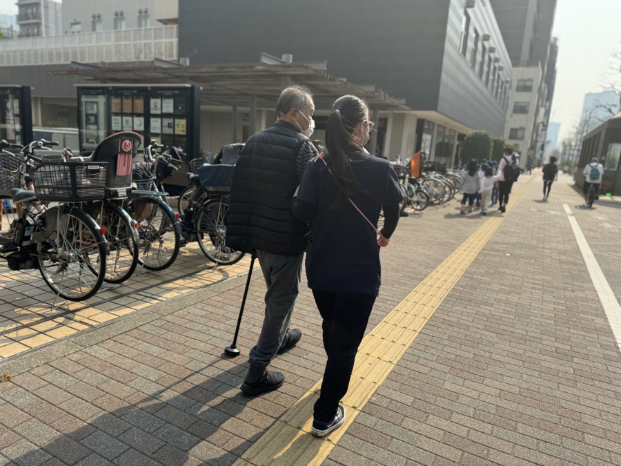 公益社団法人中央区医師会訪問看護ステーションあかし（看護師/准看護師の求人）の写真5枚目：屋外訓練中♪
