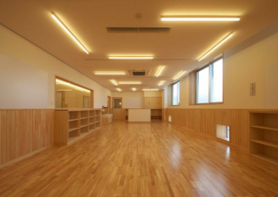 すくすくの杜 戸田駅前保育園【2025年04月01日オープン】（保育士の求人）の写真2枚目：あたたかい雰囲気のお部屋でのびのびと♪