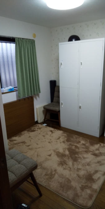 訪問看護ステーションささえーる（看護師/准看護師の求人）の写真4枚目：更衣室：収納に困らない大型個人ロッカー。更衣室にはクローゼットもあります。