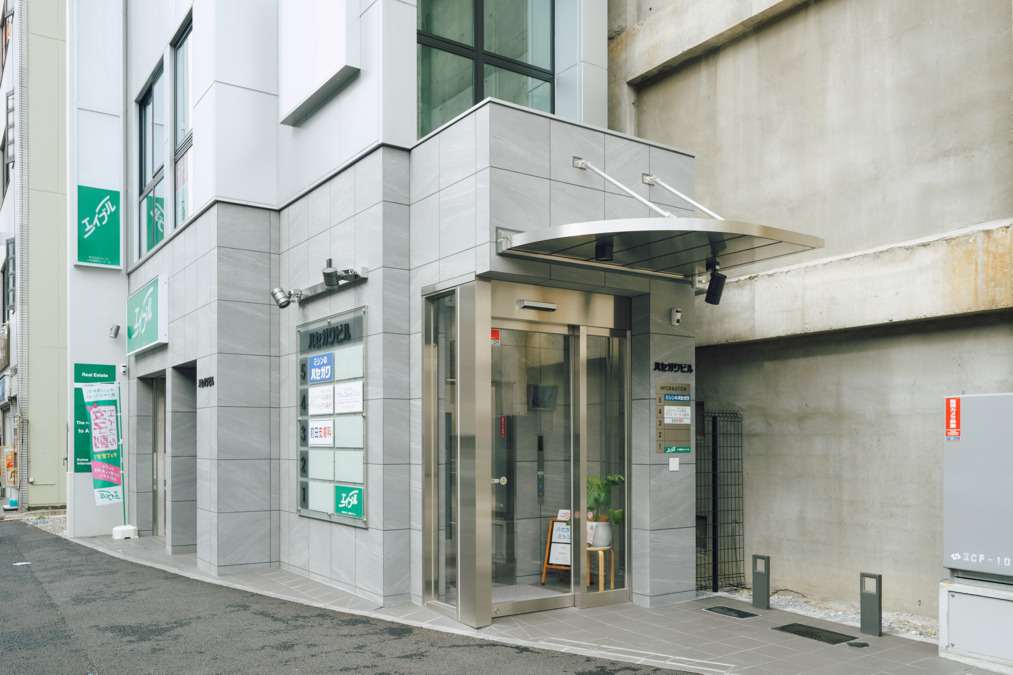 小岩駅前パークス歯科【2024年09月01日オープン】（歯科助手の求人）の写真7枚目：小岩駅北口の階段を降りて左に曲がるとすぐに見えるビルです。