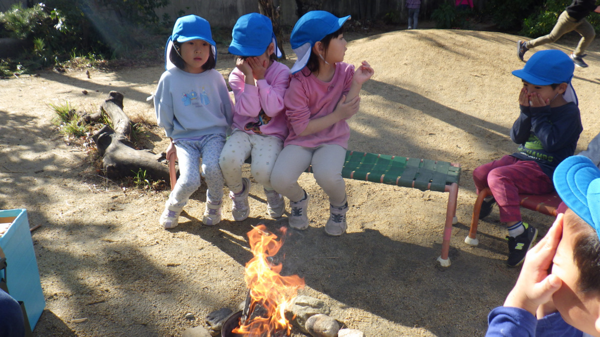 幼保連携型認定こども園 ニコニコ桜保育園（保育士の求人）の写真21枚目：園庭で見つかるもの、何が燃えるか燃えないか、焚火で火育
