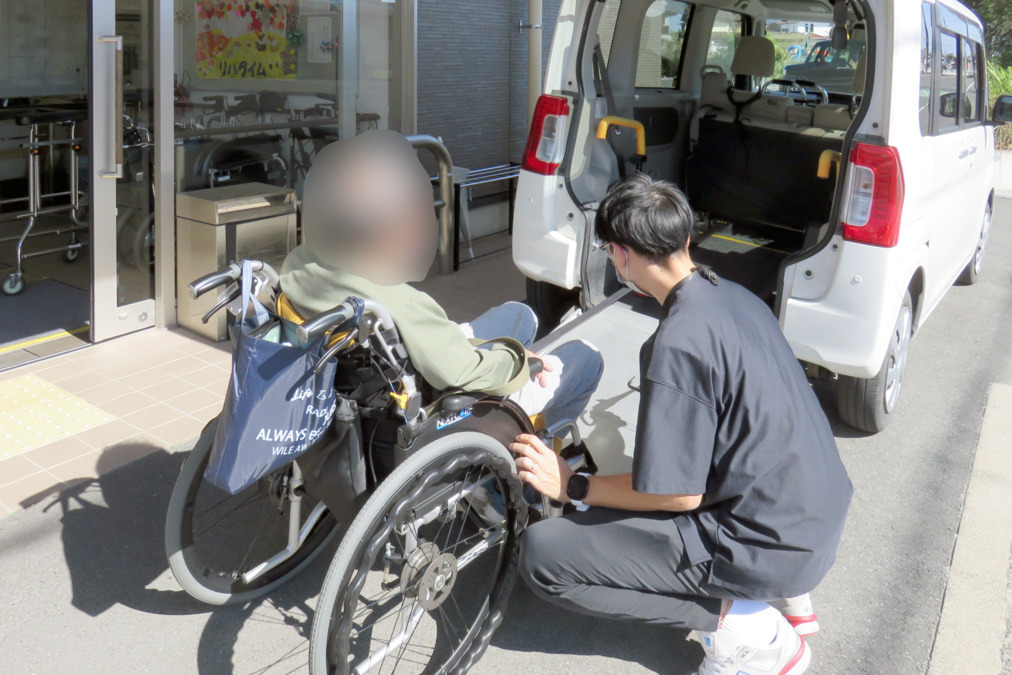 リハタイム（看護師/准看護師の求人）の写真4枚目：車いすの方にはリフトがついた送迎車両をご利用いただけます。