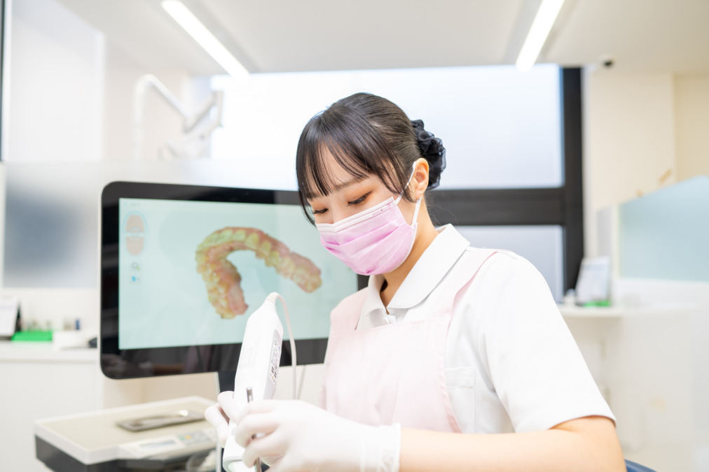 医療法人宏洋会　はやみず歯科（歯科衛生士の求人）の写真3枚目：iTeroなどの口腔内スキャナーを使って患者様によりわかりやすく説明できます。