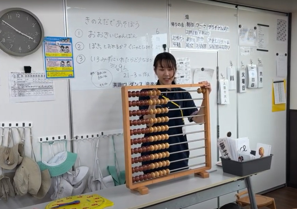認定こども園　ぽかぽか保育園　本園（保育士の求人）の写真6枚目：百玉そろばんは人気です