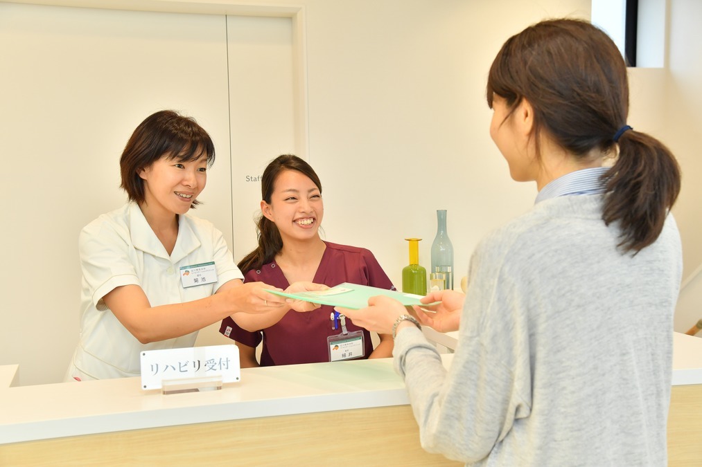 荒川整形外科リハビリテーションクリニック（看護助手の求人）の写真2枚目：2階　リハビリ受付
