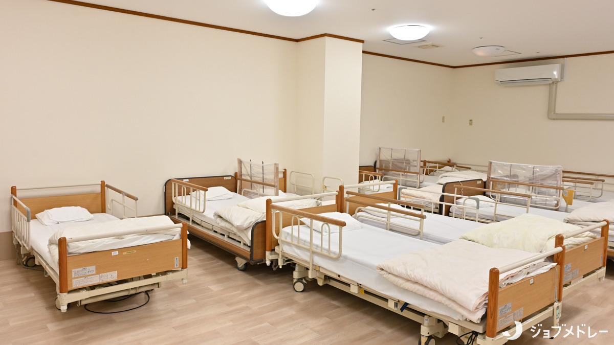 デイサービスセンターあづまの郷の写真16枚目:ベッドの用意もしています