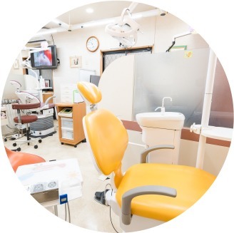 医療法人 はっとり矯正歯科の写真2枚目:診察室はパーテーションで区切られています。