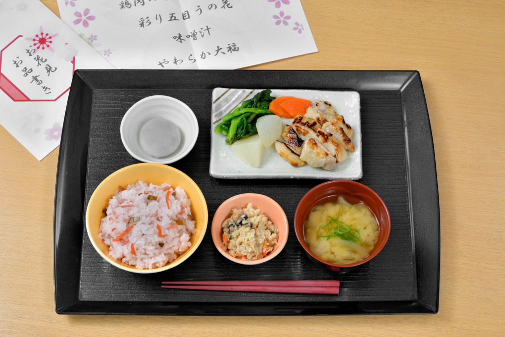 住宅型有料老人ホーム かがやき八軒(介護職/ヘルパーの求人)の写真4枚目:毎月4回のイベント食があり、利用者様・職員ともにとても好評をいただいています♪