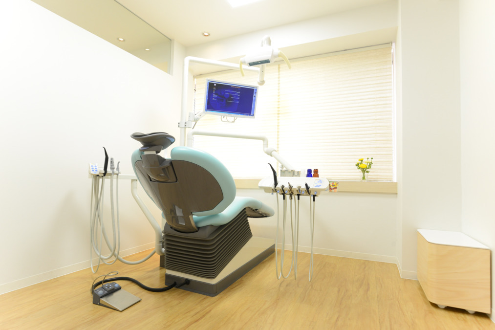 医療法人社団　DentalHonest　まさき歯科クリニック（歯科衛生士の求人）の写真2枚目：衛生士専用のユニット。半個室タイプで集中して、お仕事が出来ます。