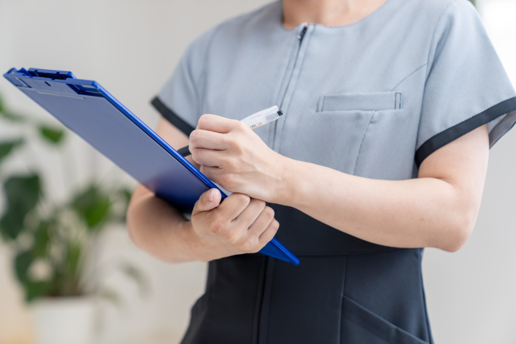 ほーむけあクリニック(医療事務/受付の求人)の写真2枚目:医療事務の制服はワンピースとパンツスタイルから選択可能!カーディガン着用OK