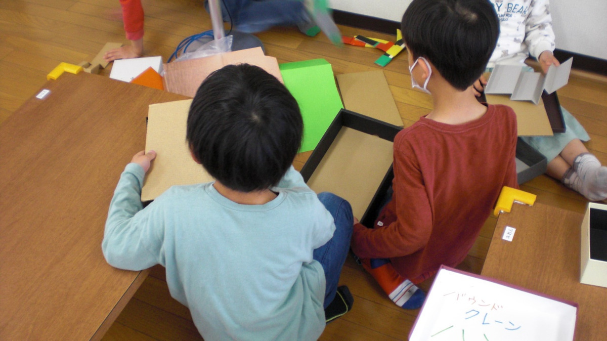 八日市北こどもの家学童保育所の写真3枚目：廃材を広げて何を作ろうかと考えています