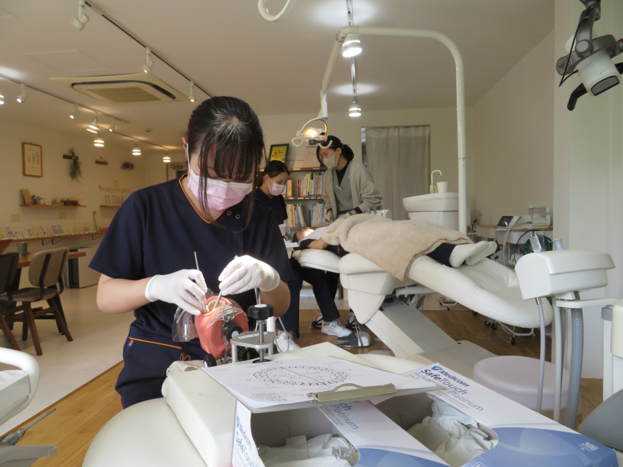 いほき歯科医院（歯科衛生士の求人）の写真9枚目：新卒　外部研修　実習