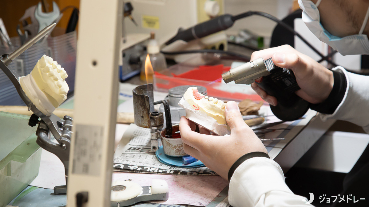 デンタルビスナ（歯科技工士の求人）の写真：義歯の修理や制作を中心に行っています。