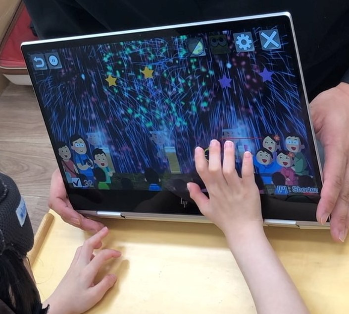 そらとわすくーるの写真12枚目：タブレットPCを使って遊びながら因果関係を学びます