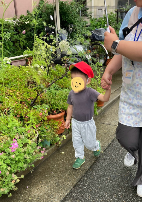 放課後等デイサービス    ウィズ・ユーたかとり（児童指導員/指導員の求人）の写真3枚目：先生とお散歩♪