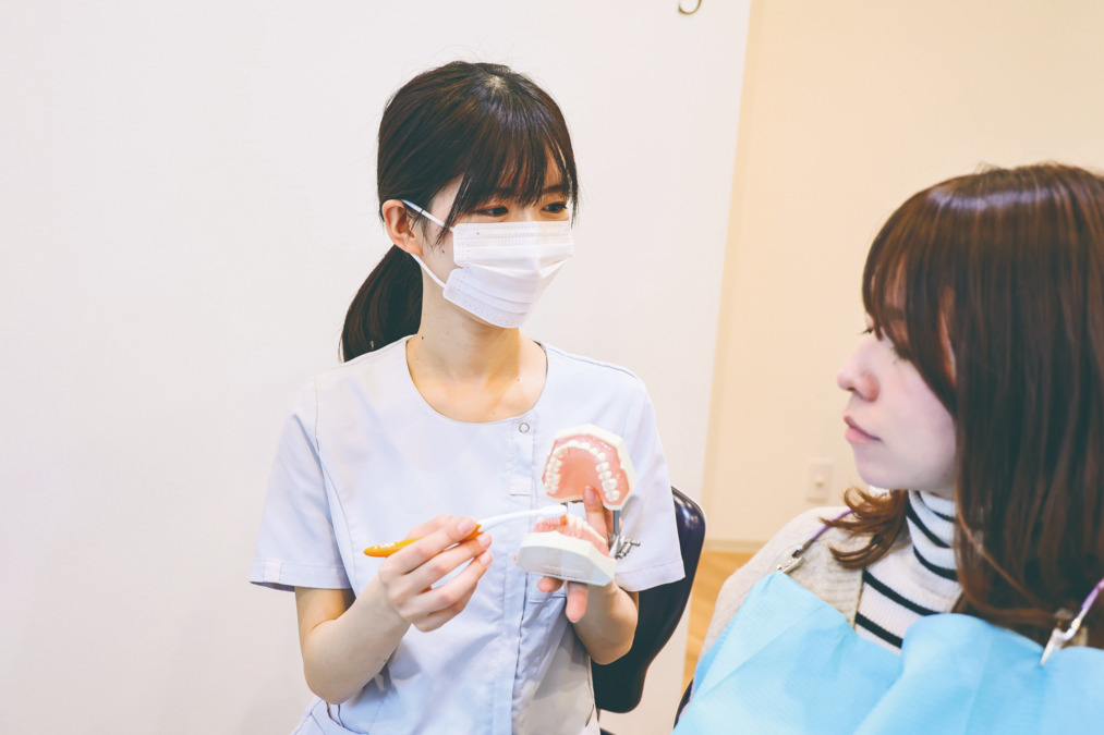 八王子きずな歯科（歯科衛生士の求人）の写真4枚目：丁寧に説明を行います