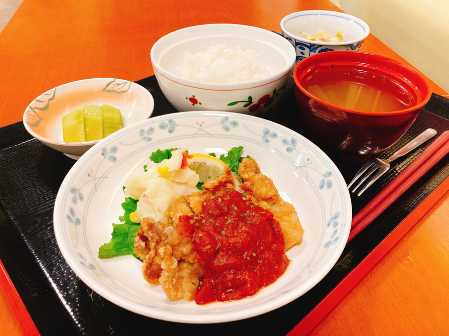 クラシックレジデンス江戸川台の写真19枚目：食事が自慢の施設です！！　チキンのトマトソースがけ