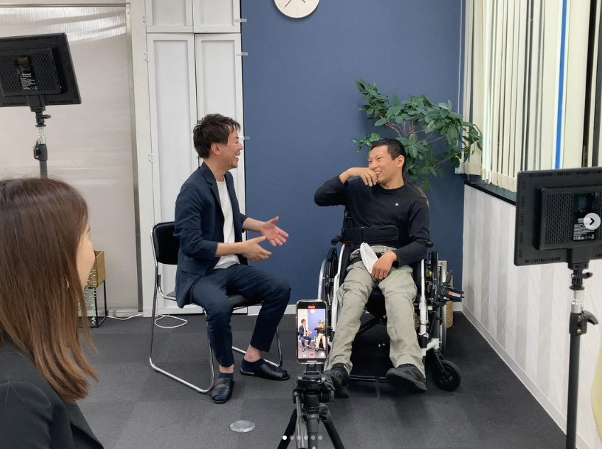 株式会社インクルージョン 本社(営業の求人)の写真4枚目:先日、弊社代表のTikTok撮影がありました。急遽、利用者さんとの対談に!