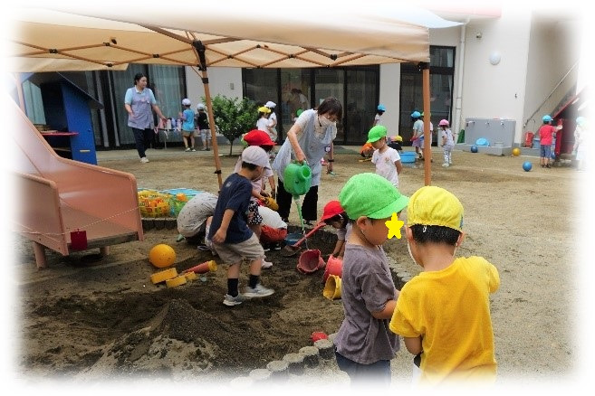 川越幼稚園（幼稚園教諭の求人）の写真5枚目：預かり保育の時間は内庭で遊びます
