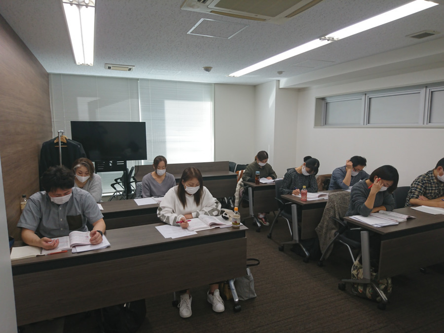 ロイヤルレジデンス見沼（介護職/ヘルパーの求人）の写真6枚目：社内実施／実務者研修の様子