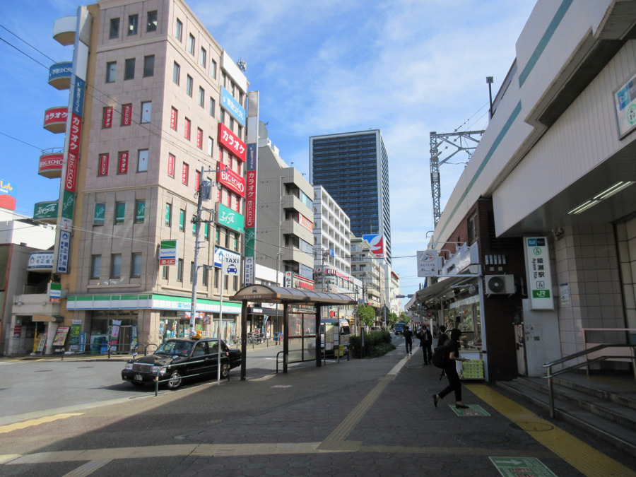トレジャーキッズあやせ保育園（保育士の求人）の写真4枚目：駅周辺は綺麗に整備され清潔な印象です♪閑静な住宅街と賑やかな駅前が隣り合う街です