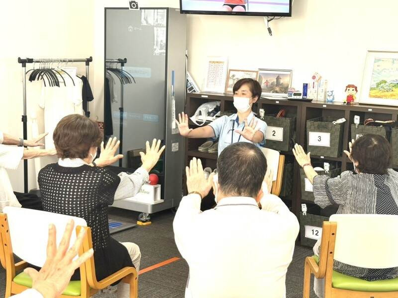 はんしんいきいきデイサービス 大阪淡路店（介護職/ヘルパーの求人）の写真4枚目：リハビリ実施前にしっかりと準備運動を行います。