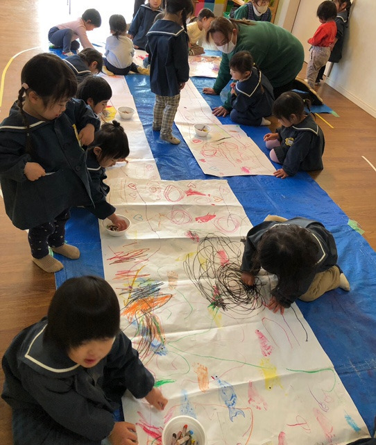 あすみ東保育園(保育士の求人)の写真5枚目:みんなでダイナミックにおえかきも楽しみます