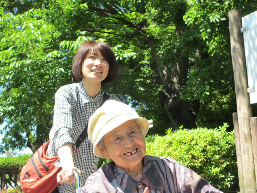 特別養護老人ホーム平安の里（看護師/准看護師の求人）の写真4枚目：利用者とゆったりコミュニケーション 