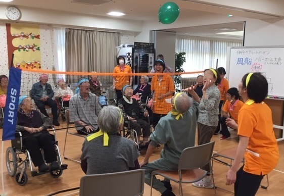 伊丹ケアハートガーデンの写真11枚目：スポーツ大会：入居者：風船バレー