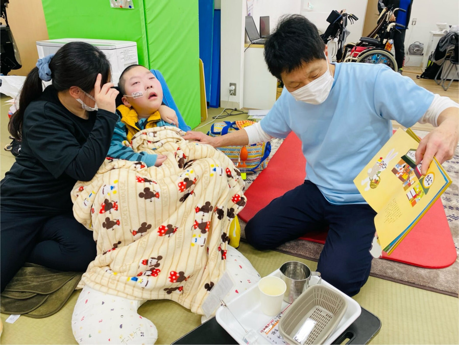 オールケア山田東（看護師/准看護師の求人）の写真3枚目：障がいを持つ児童の利用者様がゆったり過ごしています。