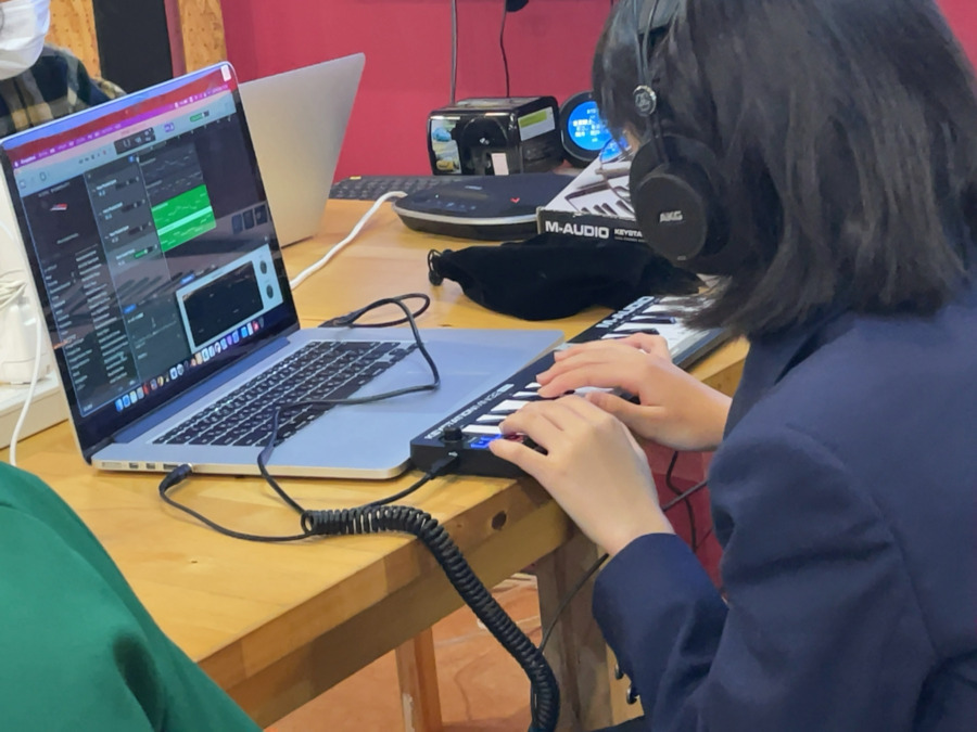 ドーユーラボなは（児童指導員/指導員の求人）の写真6枚目：一人一台のMacBookでさまざまな制作活動ができる環境です！