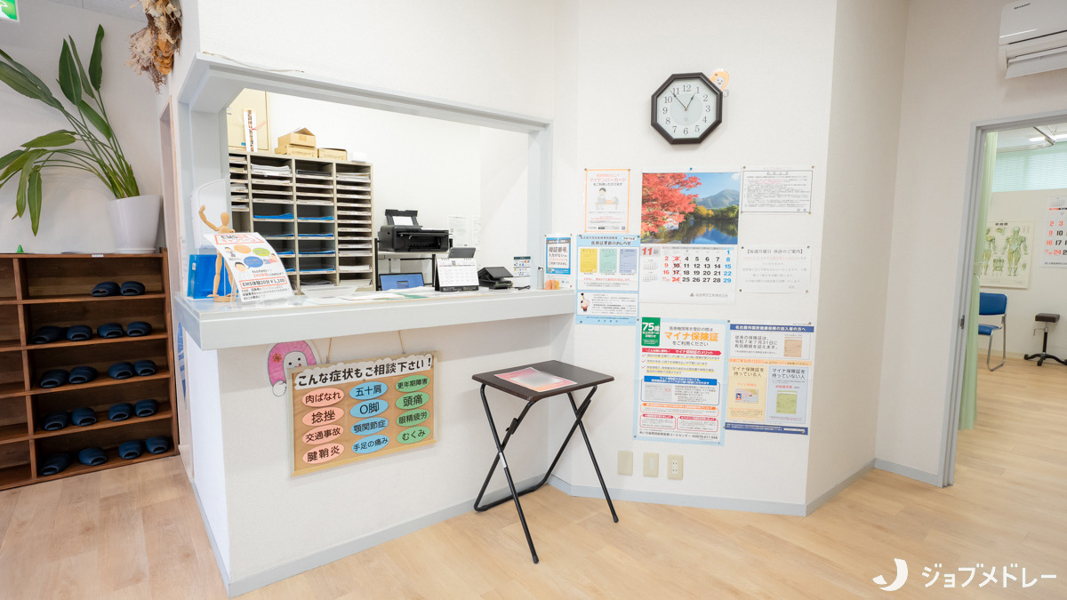 アスミルはり灸接骨院（柔道整復師の求人）の写真10枚目：広々とした受付スペースです！