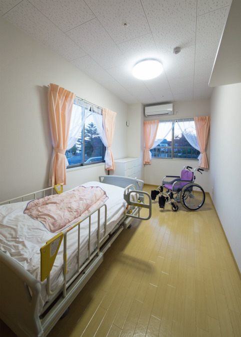 グループホームなでしこ温品（介護職/ヘルパーの求人）の写真3枚目：広さ約6帖の居室からは隣の保育園の様子が見られます。