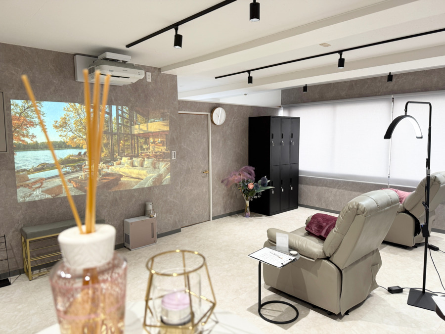 まつ毛と眉毛専門店　Raylice 船橋店【2025年09月オープン】（アイリストの求人）の写真3枚目：空間からこだわり、空気、音、香りのも大切にしています