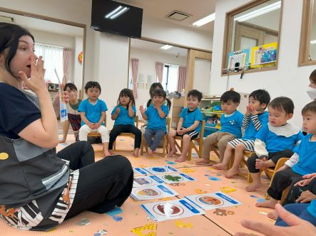 ヒーローズ保育園（保育士の求人）の写真9枚目：朝・夕にロキシー先生の英語あそび