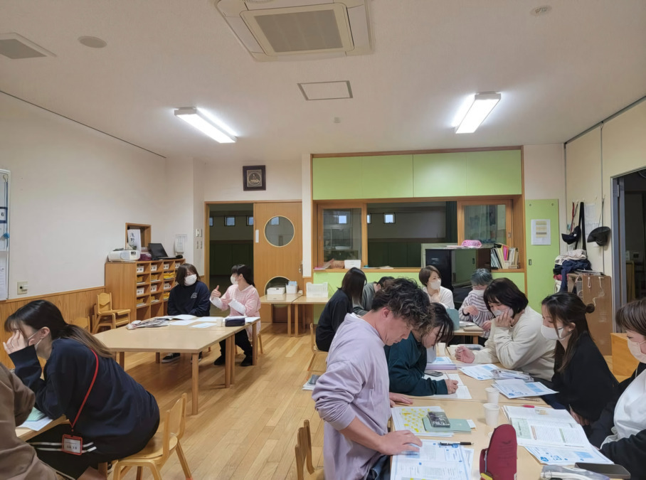 学校法人鷹寺学園　認定こども園太閤山あおい園（保育士の求人）の写真6枚目：研修中