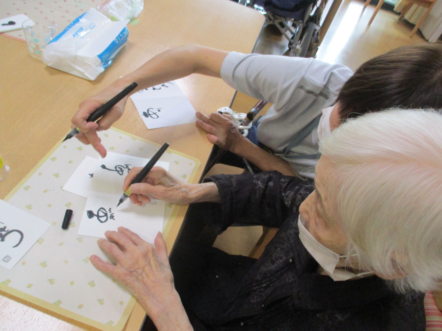 南生協よってって横丁 小規模多機能ホームよってって(介護職/ヘルパーの求人)の写真10枚目:毎月1回「己書」があります。今月のお題はありがとう😊皆さんペンを握って真剣です