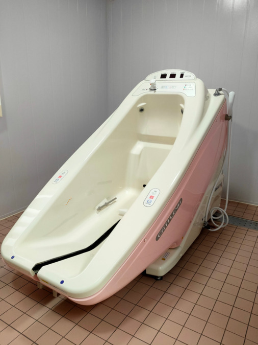 デイサービス おてんとさん（看護師/准看護師の求人）の写真4枚目：ご利用者様にも介護職員にも好評をいただいている心地よく安全な入浴機器です。