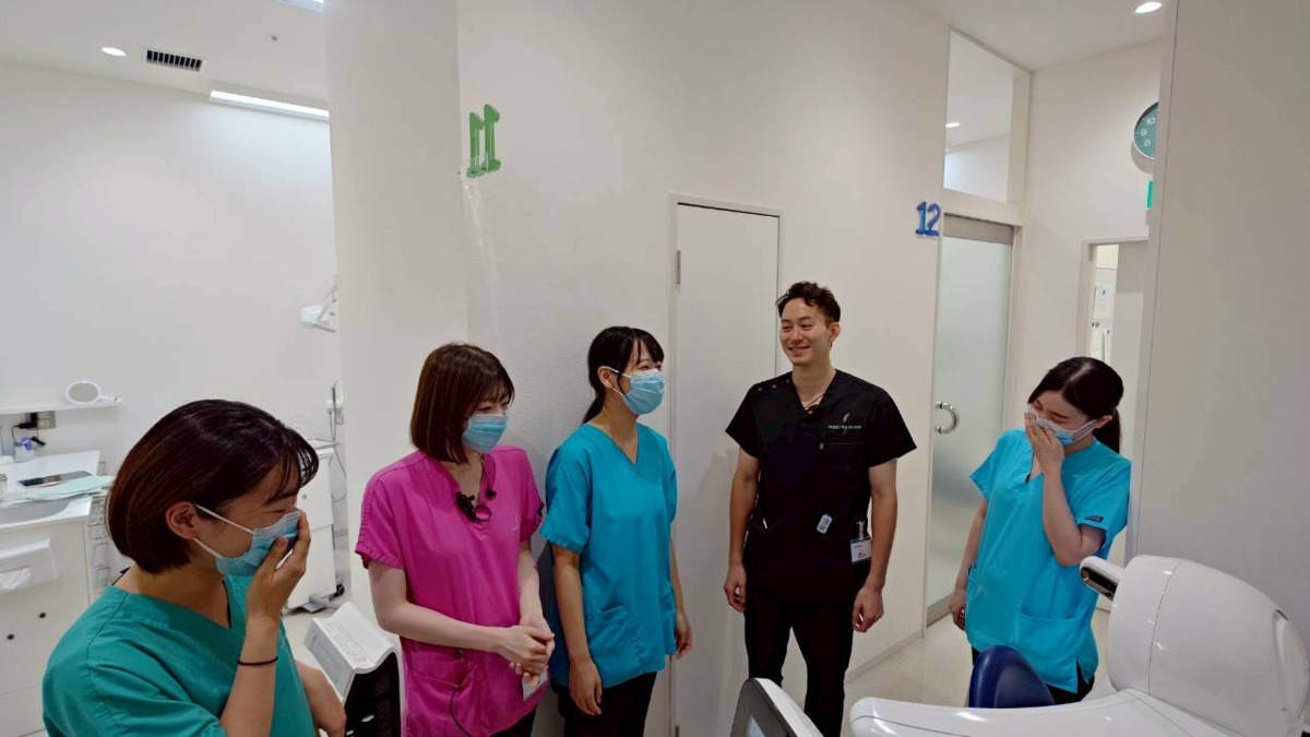 医療法人社団ブライトデンタルケア 三鷹リボン歯科・矯正歯科（歯科助手の求人）の写真5枚目：休憩は談笑したり、ユニットでゆっくりしたり過ごしています。